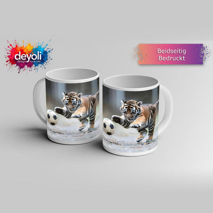 Motivtasse Tigerbaby im Spielrausch – voller Energie am Ball. - deyoli