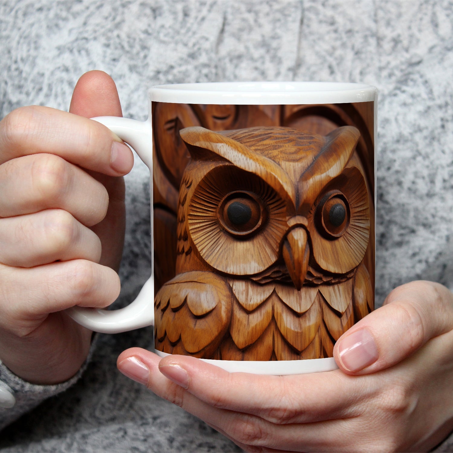 Motivtasse Weisheit aus Holz – die Eule blickt mit ruhiger Tiefe. - deyoli