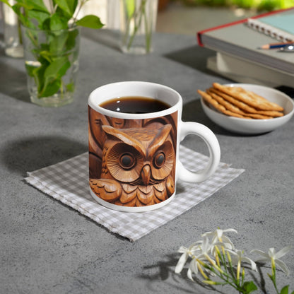 Motivtasse Weisheit aus Holz – die Eule blickt mit ruhiger Tiefe. - deyoli