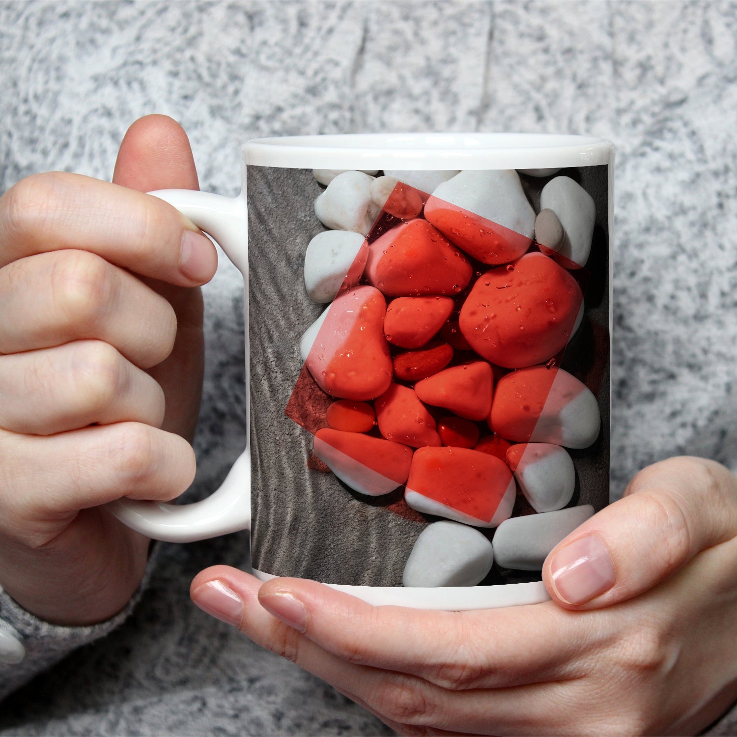 Motivtasse Weiße Kiesel, roter Filter – Kunst im Zen - Gewand. - deyoli