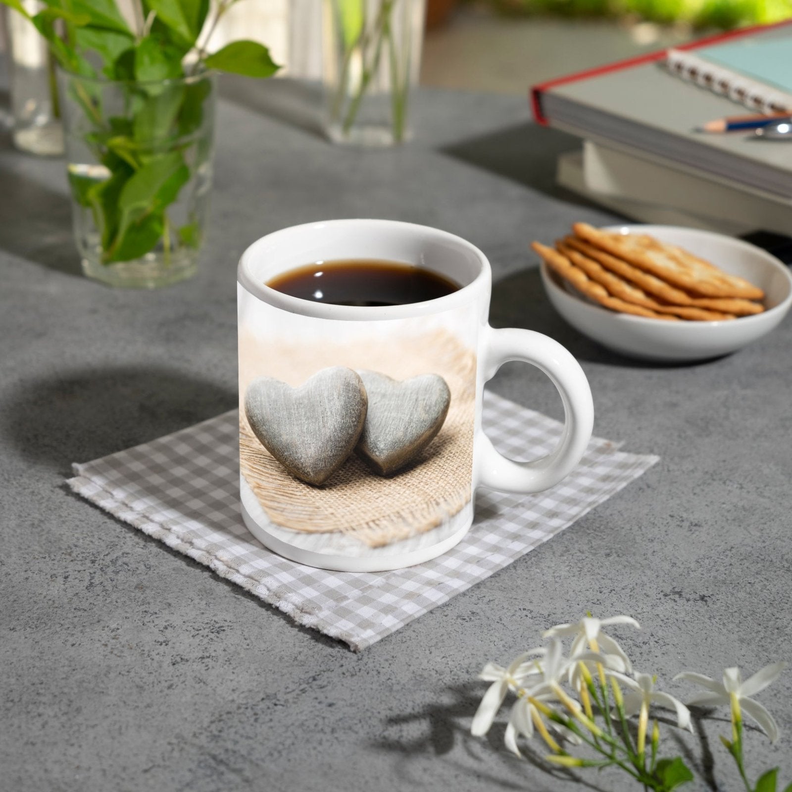 Motivtasse Zwei Steinherzen ruhen auf sanftem Leinengewebe. - deyoli